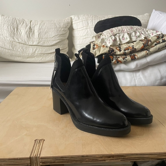 NWT Black Cutout Heeled Ankle Boots Size 5 NWT - Picture 4 of 5